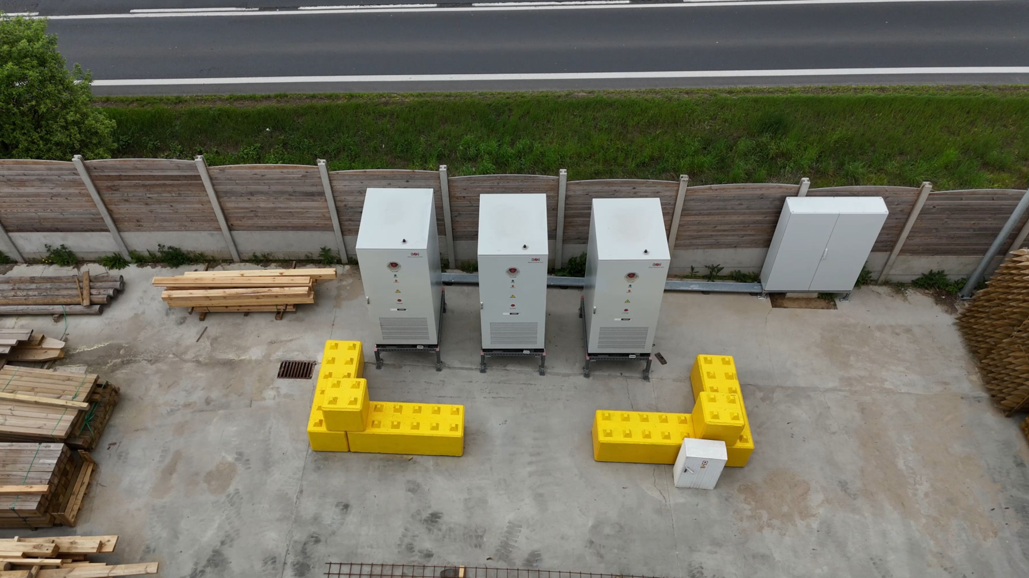 Trzy magazyny energii V-TAC Energy